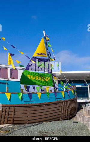 Hastings, East Sussex, UK. 20 Feb, 2019. Die Vorbereitungen sind im Gange, wie die Stadt Hastings in East Sussex Hosts die Fat Tuesday Musik Festival, das ist der größte britische Mardi Gras feiern. Feiert das 10. Jahr 2019 Die Veranstaltung beginnt am 1. bis 5. März. © Paul Lawrenson 2019, Foto: Paul Lawrenson/Alamy leben Nachrichten Stockfoto