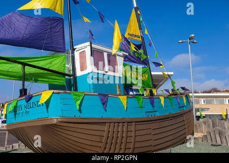 Hastings, East Sussex, UK. 20 Feb, 2019. Die Vorbereitungen sind im Gange, wie die Stadt Hastings in East Sussex Hosts die Fat Tuesday Musik Festival, das ist der größte britische Mardi Gras feiern. Feiert das 10. Jahr 2019 Die Veranstaltung beginnt am 1. bis 5. März. © Paul Lawrenson 2019, Foto: Paul Lawrenson/Alamy leben Nachrichten Stockfoto