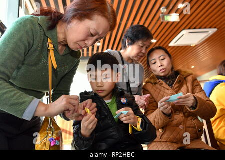 Taiyuan, Provinz Shanxi Chinas. 20 Feb, 2019. Anwohner versuchen, Origami, oder die Kunst des Papierfaltens, während einer Veranstaltung in Taiyuan Bibliothek in Taiyuan, Hauptstadt der Provinz Shanxi im Norden Chinas, Feb 20, 2019. Quelle: Cao Yang/Xinhua/Alamy leben Nachrichten Stockfoto