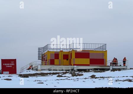 (190220) - AN BORD XUELONG, Februar 20, 2019 (Xinhua) - Foto am 13.02.11, 2019 zeigt die Kabine eines Fluoreszenz Doppler-LIDAR-System an der Zhongshan Station, einem chinesischen Forschungsstation in der Antarktis. Chinesische Forscher haben installiert und eine Fluoreszenz Doppler-LIDAR System auf einer Forschungsstation in der Antarktis während einer Mission, die gerade in der letzten Woche abgeschlossen wurde und sind nun nach Hause getestet. Das System beim Zhongshan Station hatte es ihnen ermöglichte, gleichzeitig die Temperatur und das dreidimensionale Windfeld in der atmosphärischen Region mesopause über der Antarktis beobachten, erkunden die m Stockfoto