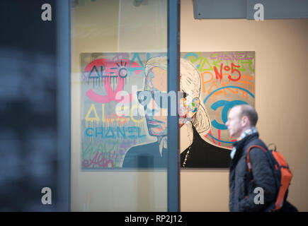 Eden Fine Art, New Bond Street, London, UK. 20. Februar, 2019. Porträt von Karl Lagerfeld, Design Director von Chanel, am 19. Februar 2019 starb, im Fenster von Eden Fine Art in London. Credit: Malcolm Park/Alamy Leben Nachrichten. Stockfoto