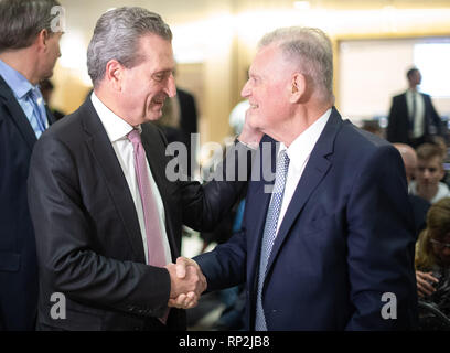 Stuttgart, Deutschland. 19 Feb, 2019. Günther Oettinger (CDU, l), EU-Kommissar für Haushalt und Personal, übergibt an Erwin Teufel (CDU, r), ehemaliger Ministerpräsident von Baden-Württemberg. Credit: Sebastian Gollnow/dpa/Alamy leben Nachrichten Stockfoto