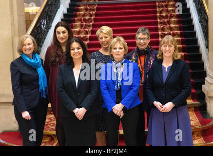 London, Großbritannien. 20. Feb 2019. Weibliche mebbers der unabhängigen Group-Front row-L-R ehemalige Tory Partei Abgeordnete Sarah Wollaston, Heidi Allen, Anna Soubry und ehemaligen Labour MP Joan Ryan Mittlere Reihe - L-R - Luciana Berger, Angela Smith, und Ann Coffey Pressekonferenz von drei konservativen Abgeordneten, die resigniert haben. 3 rebel Tory MPs verkünden, dass die Konservative Partei verlassen die unabhängige Gruppe beizutreten. Theresa May verliert MPs und Ihre knappe Mehrheit ist noch schlanker. Credit: Tommy London/Alamy leben Nachrichten Stockfoto