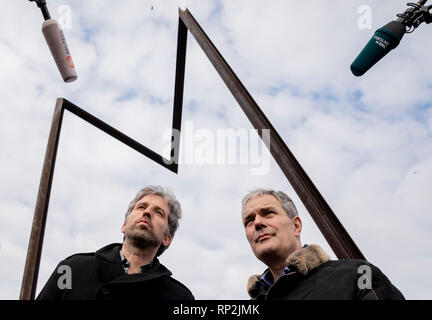 20. Februar 2019, Berlin: Boris Palmer (Bündnis 90/Die Grünen, l Sterben), Oberbürgermeister von Tübingen, und Burkard Dregger, CDU-Fraktionschef im Berliner Abgeordnetenhaus stehen vor der Skulptur chreitender Mensch" von Rüdiger Preisler im Görlitzer Park während einer Tour durch Berlin, wo Fernsehen Mikrofone gesehen werden kann. Nach Palmer hatte, klagte viele Missstände in Berlin, er nimmt teil an einer Tour durch Berlin auf Einladung von Dregger. Foto: Christoph Soeder/dpa Stockfoto