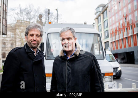 20. Februar 2019, Berlin: Boris Palmer (Bündnis 90/Die Grünen, l Sterben), Oberbürgermeister von Tübingen, und Burkard Dregger, CDU-Fraktionschef im Berliner Abgeordnetenhaus sind auf einer Tour durch Berlin vor eine Messstation in der Leipziger Straße. Nach Palmer hatte, klagte viele Missstände in Berlin, er nimmt teil an einer Tour durch Berlin auf Einladung von Dregger. Foto: Christoph Soeder/dpa Stockfoto
