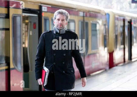 20. Februar 2019, Berlin: Boris Palmer (Bündnis 90/Die Grünen), Oberbürgermeister von Tübingen, erhalten am S-Bahnhof Berlin Messe Süd Teil in einer Tour durch Berlin mit Burkard Dregger, CDU-Fraktionschef im Berliner Abgeordnetenhaus. Nach Palmer hatte, klagte viele Missstände in Berlin, nimmt er auf einer Tour durch Berlin auf Einladung von Dregger. Foto: Christoph Soeder/dpa Stockfoto