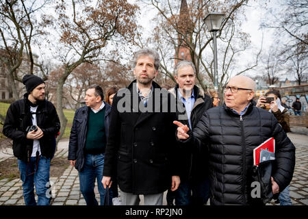 20. Februar 2019, Berlin: Boris Palmer (Bündnis 90/Die Grünen, l-r), Oberbürgermeister von Tübingen, Burkard Dregger, CDU-Fraktionschef im Berliner Abgeordnetenhaus und Kurt Wansner (CDU), Mitglied des Abgeordnetenhauses von Berlin, gehen Sie auf eine Tour durch Berlin durch den Görlitzer Park. Nach Palmer hatte, klagte viele Missstände in Berlin, er nimmt teil an einer Tour durch Berlin auf Einladung von Dregger. Foto: Christoph Soeder/dpa Stockfoto