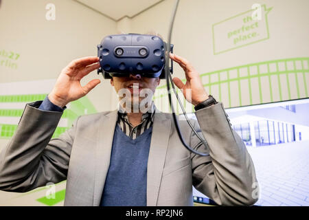 20. Februar 2019, Berlin: Boris Palmer (Bündnis 90/Die Grünen), Oberbürgermeister von Tübingen, trägt der virtuellen Realität Gläser während einer Tour von Berlin auf der Messe Berlin eine virtuelle Tour durch das Kongress- und Veranstaltungshalle Hub 27 derzeit im Bau zu nehmen. Nach vielen Beschwerden in Berlin beklagte, Palmer nimmt teil an einer Tour durch Berlin auf Einladung von Burkard Dregger, CDU-Fraktionschef im Berliner Abgeordnetenhaus. Foto: Christoph Soeder/dpa Stockfoto