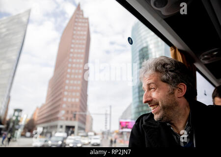 Dpatop - 20. Februar 2019, Berlin: Boris Palmer (Bündnis 90/Die Grünen), Oberbürgermeister von Tübingen, wird Reisen über Potsdamer Platz auf einer Tour durch Berlin. Nach Palmer hatte, klagte viele Missstände in Berlin, er nimmt teil an einer Tour durch Berlin auf Einladung von B. Dregger, CDU-Fraktionschef im Berliner Abgeordnetenhaus. Foto: Christoph Soeder/dpa Stockfoto