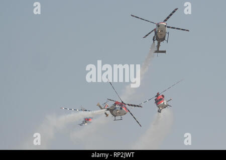 Bangalore, Indien. 20 Feb, 2019. Eingeboren hergestellt der indischen Luftwaffe Dhruv Hubschrauber während der Aero India Show 2019 an bei Yelahanka Air Base in Bangalore, Indien, Jan. 20, 2019. Die fünftägige Aero India 2019 Anzeigen weg am Mittwoch trat. Credit: Stringer/Xinhua/Alamy leben Nachrichten Stockfoto