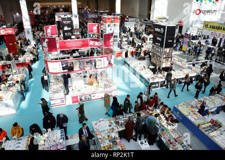 Ankara. 18 Feb, 2019. Foto am 13.02.18, 2019 zeigt die 13. Buchmesse in Ankara, Ankara, Türkei. Die 13. Buchmesse hat Ankara Zehntausende Buchliebhaber angezogen, da es am letzten Freitag mit vielen jungen Studenten, die wollten einen Unterschied mit ihrer Lesung Begeisterung zu machen. Credit: Qin Yanyang/Xinhua/Alamy leben Nachrichten Stockfoto