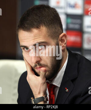 Kiew, Ukraine. 20 Feb, 2019. KONSTANTINOS FORTOUNIS, Spieler von Olympiakos Piräus FC, spricht mit den Medien während einer Pressekonferenz in der olimpiyskiy Stadion in Kiew, Ukraine, am 20. Februar 2019. Olympiakos Piräus FC Dynamo Kiew Fläche in der UEFA Europa League Fußball Match am Olimpiyskiy Stadion in Kiew, Ukraine, 21. Februar 2019. Credit: Serg Glovny/ZUMA Draht/Alamy leben Nachrichten Stockfoto