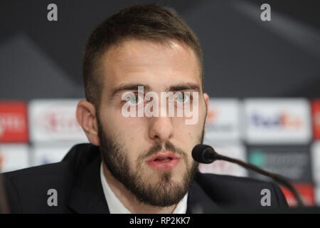 Kiew, Ukraine. 20 Feb, 2019. KONSTANTINOS FORTOUNIS, Spieler von Olympiakos Piräus FC, spricht mit den Medien während einer Pressekonferenz in der olimpiyskiy Stadion in Kiew, Ukraine, am 20. Februar 2019. Olympiakos Piräus FC Dynamo Kiew Fläche in der UEFA Europa League Fußball Match am Olimpiyskiy Stadion in Kiew, Ukraine, 21. Februar 2019. Credit: Serg Glovny/ZUMA Draht/Alamy leben Nachrichten Stockfoto