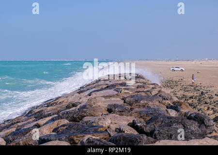 Abu Dhabi, VAE. 20. Februar 2019. Starker Wind und rauer See bei MIna. Die VAE Wetter Abteilung am Dienstag warnte vor hohen Wellen, und forderten die Bewohner um den Einstieg in das Meer zu vermeiden, wenn es nicht absolut erforderlich Quelle: Fahd Khan/Live News Alamy Stockfoto