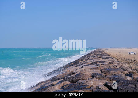 Abu Dhabi, VAE. 20. Februar 2019. Starker Wind und rauer See bei MIna. Die VAE Wetter Abteilung am Dienstag warnte vor hohen Wellen, und forderten die Bewohner um den Einstieg in das Meer zu vermeiden, wenn es nicht absolut erforderlich Quelle: Fahd Khan/Live News Alamy Stockfoto