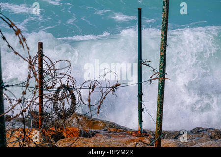 Abu Dhabi, VAE. 20. Februar 2019. Starker Wind und rauer See bei MIna. Die VAE Wetter Abteilung am Dienstag warnte vor hohen Wellen, und forderten die Bewohner um den Einstieg in das Meer zu vermeiden, wenn es nicht absolut erforderlich Quelle: Fahd Khan/Live News Alamy Stockfoto