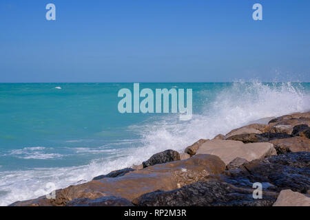 Abu Dhabi, VAE. 20. Februar 2019. Starker Wind und rauer See bei MIna. Die VAE Wetter Abteilung am Dienstag warnte vor hohen Wellen, und forderten die Bewohner um den Einstieg in das Meer zu vermeiden, wenn es nicht absolut erforderlich Quelle: Fahd Khan/Live News Alamy Stockfoto