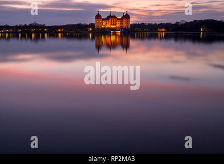 Moritzburg, Deutschland. 20 Feb, 2019. Das beleuchtete Schloss Moritzburg, das Jagdschloss August des Starken, wird am Abend in der Burg Teich (Foto mit langfristiger Exposition) wider. Credit: Monika Skolimowska/dpa-Zentralbild/dpa/Alamy leben Nachrichten Stockfoto