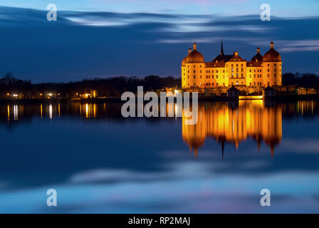 Moritzburg, Deutschland. 20 Feb, 2019. Das beleuchtete Schloss Moritzburg, Jagdschloss von August dem Starken, wird am Abend in der blauen Stunde in der schlossteich (Foto mit Langzeitbelichtung) wider. Credit: Monika Skolimowska/dpa-Zentralbild/dpa/Alamy leben Nachrichten Stockfoto