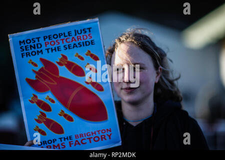 Brighton, UK. 20 Feb, 2019. Dutzende von Demonstranten und Aktivisten aus Friedens- und anti-waffenhandel Organisationen sammeln außerhalb EDO-MBM Waffenfabrik in Brighton im Protest gegen Brighton und Hove City Rat Baugenehmigung Produktion der Fabrik von Luftfahrzeugen Waffen zu erweitern Systeme am Standort in Brighton. Aktivisten argumentieren, dass das EDO-MBM Fabrik produziert Flugzeuge Waffen Komponenten und verkaufte sie an mehreren Ländern, einige mit eine schlechte Aufzeichnung der Verletzungen der Menschenrechte enthalten. Credit: ZUMA Press, Inc./Alamy leben Nachrichten Stockfoto