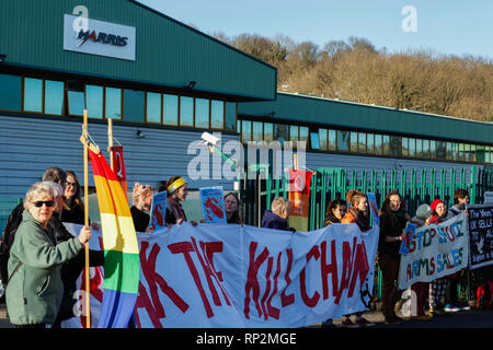 Brighton, UK. 20 Feb, 2019. Dutzende von Demonstranten und Aktivisten aus Friedens- und anti-waffenhandel Organisationen sammeln außerhalb EDO-MBM Waffenfabrik in Brighton im Protest gegen Brighton und Hove City Rat Baugenehmigung Produktion der Fabrik von Luftfahrzeugen Waffen zu erweitern Systeme am Standort in Brighton. Aktivisten argumentieren, dass das EDO-MBM Fabrik produziert Flugzeuge Waffen Komponenten und verkaufte sie an mehreren Ländern, einige mit eine schlechte Aufzeichnung der Verletzungen der Menschenrechte enthalten. Credit: ZUMA Press, Inc./Alamy leben Nachrichten Stockfoto