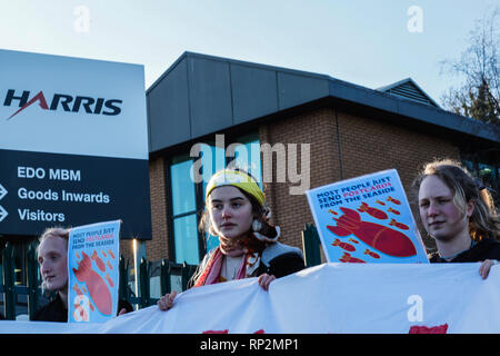 Brighton, UK. 20 Feb, 2019. Dutzende von Demonstranten und Aktivisten aus Friedens- und anti-waffenhandel Organisationen sammeln außerhalb EDO-MBM Waffenfabrik in Brighton im Protest gegen Brighton und Hove City Rat Baugenehmigung Produktion der Fabrik von Luftfahrzeugen Waffen zu erweitern Systeme am Standort in Brighton. Aktivisten argumentieren, dass das EDO-MBM Fabrik produziert Flugzeuge Waffen Komponenten und verkaufte sie an mehreren Ländern, einige mit eine schlechte Aufzeichnung der Verletzungen der Menschenrechte enthalten. Credit: ZUMA Press, Inc./Alamy leben Nachrichten Stockfoto