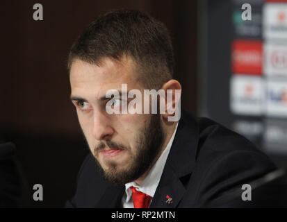 Kiew, Ukraine. 20 Feb, 2019. Player der Griechischen Olympiakos Piräus FC Konstantinos Fortounis beobachtet, als er in den Medien bei einer Pressekonferenz auf olimpiyskiy Stadion in Kiew, Ukraine. Olympiakos Piräus FC Dynamo Kiew Fläche in der UEFA Europa League Fußball Match am Olimpiyskiy Stadion in Kiew, Ukraine, am 21. Februar. Credit: Pavlo Gontschar/SOPA Images/ZUMA Draht/Alamy leben Nachrichten Stockfoto