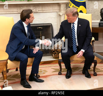 Washington DC, USA. 20 Feb, 2019. Präsidenten der Vereinigten Staaten Donald J. Trumpf trifft Bundeskanzler Sebastian Kurz von der Republik Österreich im Oval Office des Weißen Hauses in Washington, DC am Mittwoch, 20. Februar 2019. Quelle: Chris Kleponis/Pool über CNP/MediaPunch Credit: MediaPunch Inc/Alamy leben Nachrichten Stockfoto