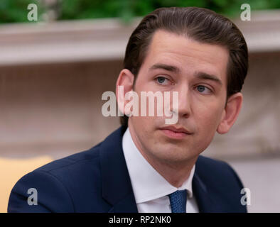 Washington DC, USA. 20 Feb, 2019. Präsidenten der Vereinigten Staaten Donald J. Trumpf trifft Bundeskanzler Sebastian Kurz von der Republik Österreich im Oval Office des Weißen Hauses in Washington, DC am Mittwoch, 20. Februar 2019. Quelle: Chris Kleponis/Pool über CNP/MediaPunch Credit: MediaPunch Inc/Alamy leben Nachrichten Stockfoto