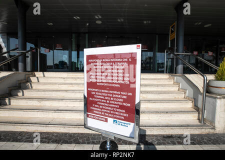 Rom, Italien. 20 Feb, 2019. Foto Carlo Lannutti/LaPresse 20-02 - 2019 Roma, Italia Cronaca. Incendio Aeroporto Di Ciampino secondo giorno Dopo l'Incendio di Ieri. Ancora chiuso lo Scalo romano Nella Foto: L'aereoporto di Ciampino Credit: LaPresse/Alamy leben Nachrichten Stockfoto