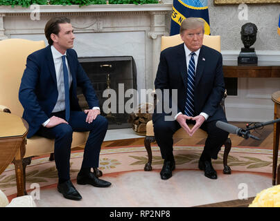 Washington DC, USA. 20 Feb, 2019. Präsidenten der Vereinigten Staaten Donald J. Trumpf trifft Bundeskanzler Sebastian Kurz von der Republik Österreich im Oval Office des Weißen Hauses in Washington, DC am Mittwoch, 20. Februar 2019. Quelle: Chris Kleponis/Pool über CNP/MediaPunch Credit: MediaPunch Inc/Alamy leben Nachrichten Stockfoto