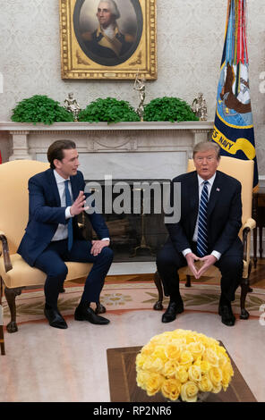 Washington DC, USA. 20 Feb, 2019. Präsidenten der Vereinigten Staaten Donald J. Trumpf trifft Bundeskanzler Sebastian Kurz von der Republik Österreich im Oval Office des Weißen Hauses in Washington, DC am Mittwoch, 20. Februar 2019. Quelle: Chris Kleponis/Pool über CNP | Verwendung der weltweiten Kredit: dpa/Alamy leben Nachrichten Stockfoto