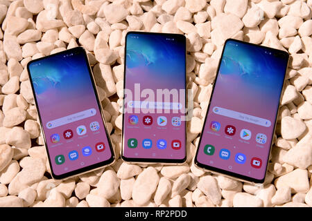 London, Großbritannien. 19 Feb, 2019. Das Samsung Galaxy S10e, S10 und S10 (L-R)-Smartphones können bei einem Unternehmen, das Ereignis gesehen werden. Unter anderem Samsung, den Ausschnitt in der Anzeige für die Kamera drastisch kleiner. Credit: Andrej Sokolow/dpa/Alamy leben Nachrichten Stockfoto