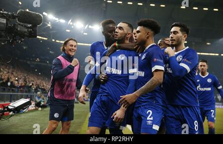 Gelsenkirchen, Deutschland. 20 Feb, 2019. UEFA Champions League Fußball, Umlauf von 16, 1 Bein, FC Schalke gegen Manchester City; Ziel Feier für 1-1 von Nabil Bentaleb Credit: Aktion plus Sport/Alamy leben Nachrichten Stockfoto