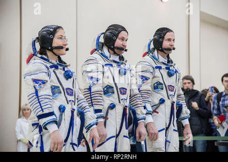 Star City, Russland. 20 Feb, 2019. Internationale Raumstation ISS Expedition 59 Crew Mitglieder Bericht zur russischen Raum Beamten während des zweiten Tages der endgültigen Start Qualifikation Prüfungen Februar 20, 2019 im Star City, Russland. Stehend von links nach rechts: Christina Koch der NASA, Alexey Ovchinin von Roskosmos, und Nick Haag der NASA. Sie crew starten 14. März vom Kosmodrom Baikonur in Kasachstan mit einer Sojus MS-12 Raumfahrzeug für eine sechs-und-ein-halb Monat Mission auf der Internationalen Raumstation. Credit: Planetpix/Alamy leben Nachrichten Stockfoto