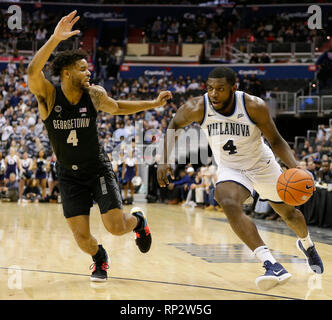 Februar 20, 2019: Villanova Wildcats Forward/Guard (4) Eric Paschall Laufwerke in Gegen Georgetown Hoyas Guard (4) Jagan während der NCAA Men's Basketball Spiel zwischen der Georgetown Hoyas und die Villanova Wildcats in der Hauptstadt eine Arena, in Washington, DC, Justin Cooper/CSM Mosely Stockfoto