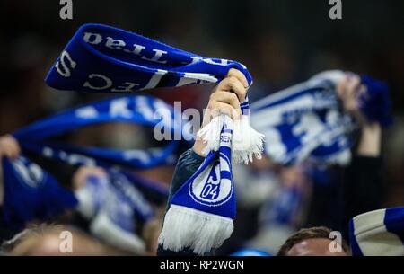 Gelsenkirchen, Deutschland. 20 Feb, 2019. firo: 20.02.2019, Fußball, UEFA Champions League, Saison 2018/2019, Achtelfinale, Hinspiel, FC Schalke 04 - Manchester City, Kaution, Funktion, Allgemeine, Schal, | Verwendung der weltweiten Kredit: dpa/Alamy leben Nachrichten Stockfoto