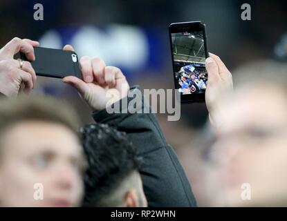 Gelsenkirchen, Deutschland. 20 Feb, 2019. firo: 20.02.2019, Fußball, UEFA Champions League, Saison 2018/2019, Achtelfinale, Hinspiel, FC Schalke 04 - Manchester City, Mobil, Smartphone, Einleger, Funktion, General, Social Media | Verwendung der weltweiten Kredit: dpa/Alamy leben Nachrichten Stockfoto