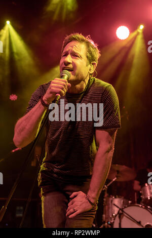 Dublin, Irland. 20 Feb, 2019. X-Dateien Schauspieler David Duchovny (Fox Mulder) singt auf der Bühne in Dublins Academy Musik Veranstaltungsort. Credit: SOPA Images Limited/Alamy leben Nachrichten Stockfoto