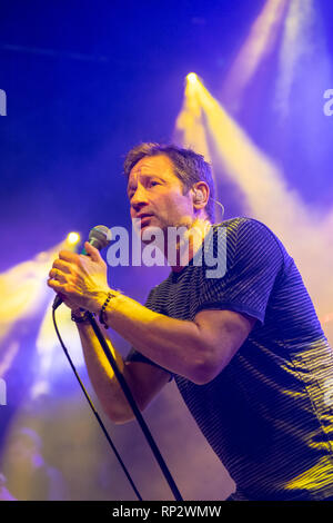 Dublin, Irland. 20 Feb, 2019. X-Dateien Schauspieler David Duchovny (Fox Mulder) singt auf der Bühne in Dublins Academy Musik Veranstaltungsort. Credit: SOPA Images Limited/Alamy leben Nachrichten Stockfoto