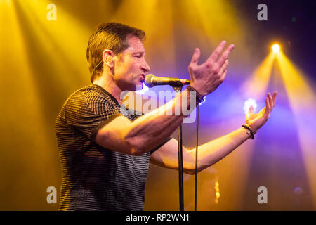 Dublin, Irland. 20 Feb, 2019. X-Dateien Schauspieler David Duchovny (Fox Mulder) singt auf der Bühne in Dublins Academy Musik Veranstaltungsort. Credit: SOPA Images Limited/Alamy leben Nachrichten Stockfoto