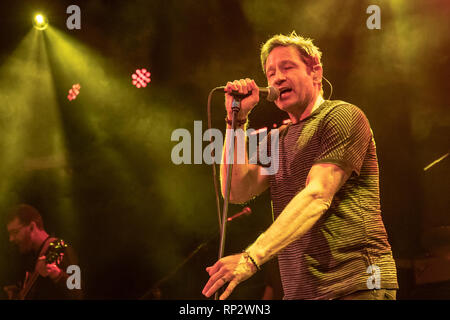 Dublin, Irland. 20 Feb, 2019. X-Dateien Schauspieler David Duchovny (Fox Mulder) singt auf der Bühne in Dublins Academy Musik Veranstaltungsort. Credit: SOPA Images Limited/Alamy leben Nachrichten Stockfoto