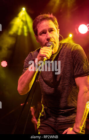 Dublin, Irland. 20 Feb, 2019. X-Dateien Schauspieler David Duchovny (Fox Mulder) singt auf der Bühne in Dublins Academy Musik Veranstaltungsort. Credit: SOPA Images Limited/Alamy leben Nachrichten Stockfoto