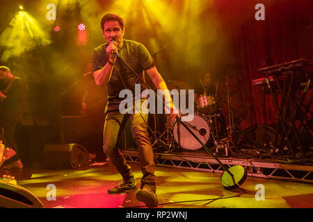 Dublin, Irland. 20 Feb, 2019. X-Dateien Schauspieler David Duchovny (Fox Mulder) singt auf der Bühne in Dublins Academy Musik Veranstaltungsort. Credit: SOPA Images Limited/Alamy leben Nachrichten Stockfoto