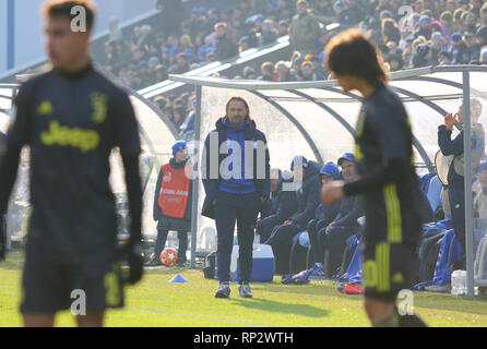 Kiew, Ukraine. 20. Februar, 2019. FC Dynamo Kyiv U19-Cheftrainer Igor Kostiuk sieht während der UEFA Youth League Spiel gegen Juventus U19 am Valeriy Lobanovskiy Stadion in Kiew, Ukraine. Credit: Oleksandr Prykhodko/Alamy leben Nachrichten Stockfoto