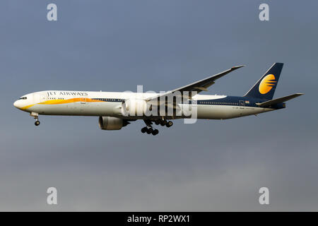 Ein Jet Airways Boeing 777-300ER Landung am Flughafen London Heathrow. Stockfoto