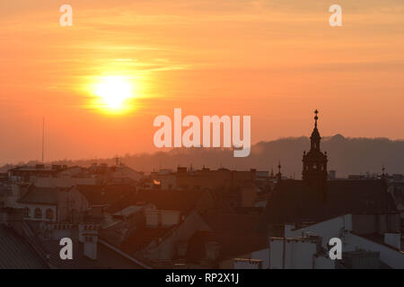 Krakau, 11Provinz, Polen. 19 Feb, 2019. Ein Sonnenuntergang über der Krakauer Altstadt während einer smog Alarm. die Luftverschmutzung in der Stadt weitgehend überschritten die zulässigen EU-Normen. Credit: Cezary Kowalski/SOPA Images/ZUMA Draht/Alamy leben Nachrichten Stockfoto