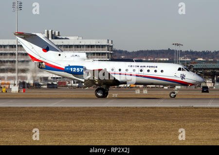 München, Deutschland. 17 Feb, 2019. Eine seltene Jakowlew Yak-40 K Landung in München zu Pick-up der Präsident der Tschechischen Republik. Credit: Fabrizio Gandolfo/SOPA Images/ZUMA Draht/Alamy leben Nachrichten Stockfoto