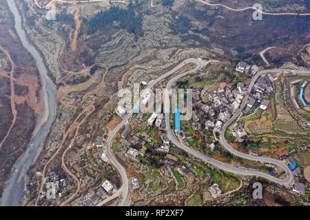 Hezhang. 20 Feb, 2019. Luftaufnahme auf Februar 20, 2019 zeigt eine Ansicht in Pingshan Township von Hezhang County, im Südwesten Chinas Provinz Guizhou. Credit: Yang Ying/Xinhua/Alamy leben Nachrichten Stockfoto