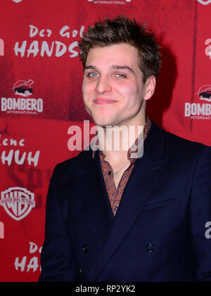 Hamburg, Deutschland. 20 Feb, 2019. Jonas Dassler, Schauspieler kommt zur Premiere des Films "Der goldene Handschuh'. Credit: Daniel Bockwoldt/dpa/Alamy leben Nachrichten Stockfoto